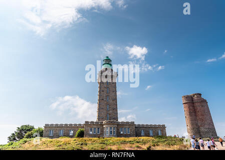 Cap Frehel, Frankreich - 24. Juli 2018: Low Angle Blick auf den Leuchtturm gegen den blauen Himmel. Cap Frehel ist eine Halbinsel im Cotes-d'Armor in der nördlichen Brittan Stockfoto