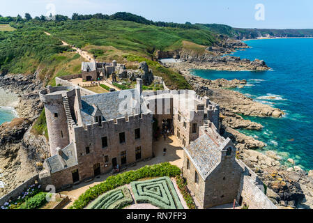 Cap Frehel, Frankreich - 24. Juli 2018: Luftaufnahme von Fort la Latte oder Schloss von La Latte ist ein Schloss im Nordosten der Bretagne, in der Nähe von Cap Frehel. Es i Stockfoto