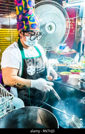 Bangkok, Thailand, 12. Januar 2018: Viele Leute essen Street Food auf der belebten Straße, die auch als Yarowat Chinatown bekannt Stockfoto