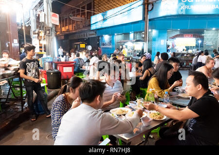 Bangkok, Thailand, 12. Januar 2018: Viele Leute essen Street Food auf der belebten Straße, die auch als Yarowat Chinatown bekannt Stockfoto