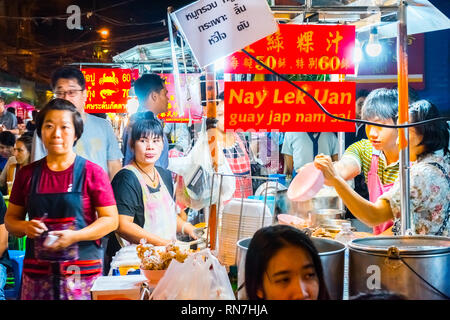 Bangkok, Thailand, 12. Januar 2018: Viele Leute essen Street Food auf der belebten Straße, die auch als Yarowat Chinatown bekannt Stockfoto