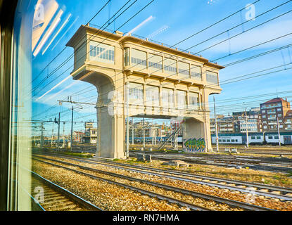 Die Oberleitungen der Bahn Bahnhof Milano Centrale entfernt. Mailand, Lombardei, Italien. Blick durch das Fenster eines Zuges. Stockfoto