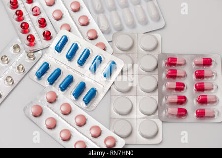 Medizin Pillen oder Kapseln im Blister auf weißem Hintergrund. Ansicht von oben. Stockfoto