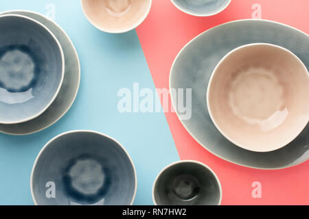 Schöne blau, grau, beige Geschirr, Teller Schalen auf Blue Coral Hintergrund Tabelle, Ansicht von oben, Kopieren, selektiven Fokus Stockfoto