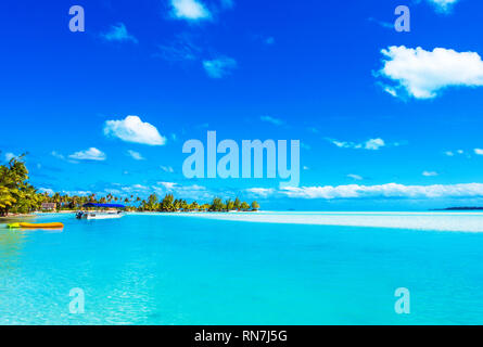 Atemberaubende tropische Aitutaki Insel mit Palmen, weißer Sand, türkises Meer Wasser und blauem Himmel in der Cook Inseln, Südpazifik. Kopieren Sie Platz für Text Stockfoto