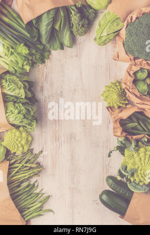 Gesunde Ernährung, kopieren. Farmers Market produzieren in Papiertüten. Grünes Gemüse auf weißer Tisch, Brokkoli Rosenkohl Erbsen avocado Zucchini Sellerie Bok Choy, Ansicht von oben, getönt, selektiven Fokus Stockfoto