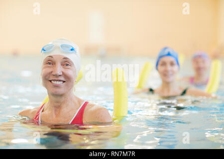 Gerne Frauen arbeiten in Wasser Stockfoto