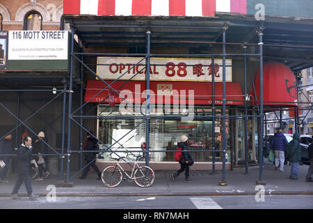 Fahrrad angekettet auf einem Post in Chinatown, NY Stockfoto