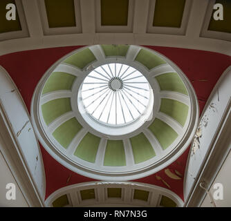 Glas Kuppel Kuppel Decke mit abblätternder Farbe renovierungsbedürftig, Leith Custom House, Edinburgh, Schottland, Großbritannien Stockfoto