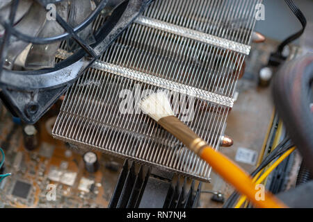 Desktop Computer Staub reinigen mit Quaste. CPU-Kühler mit Staub und Web. Stockfoto