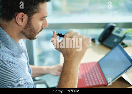 Nach Geschäftsmann Klicken Pen unter Stress Druck im Büro Stockfoto