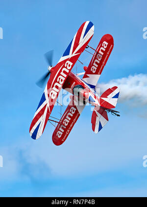 Rich Goodwin führt einen hohen alpha-Messer-Rand-Pass in seiner Pitts Special S-2 s "Muskel-Doppeldecker" Stockfoto