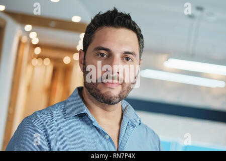 Porträt der Glückliche junge Manager Business Man bei der Arbeit Lächeln Stockfoto