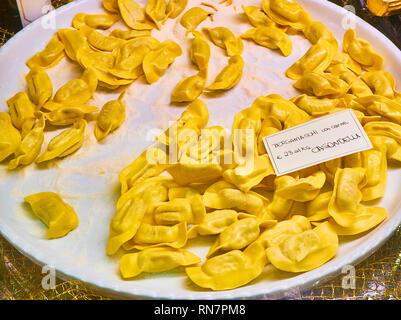 Hausgemachten Casoncelli Fleisch Füllungen für Verkauf in einem Shop. Frisch gefüllte Teigwaren, die typisch für die kulinarische Tradition der Lombardei. Italien. Stockfoto