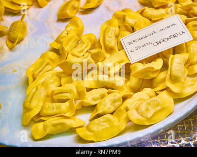 Hausgemachten Casoncelli Fleisch Füllungen für Verkauf in einem Shop. Frisch gefüllte Teigwaren, die typisch für die kulinarische Tradition der Lombardei. Italien. Stockfoto