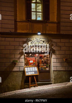 Bergamo, Italien - 3. Januar 2019. Der Eintrag einer typischen italienischen Trattoria, in einer Straße von Citta Alta, Bergamo, Lombardei, Italien. Stockfoto