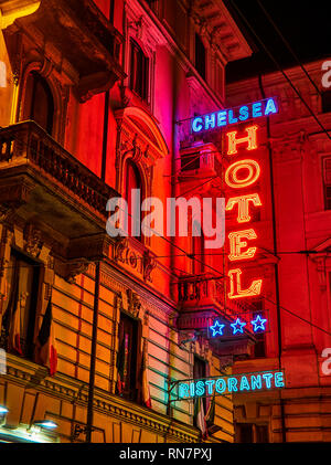 Turin, Italien - 1. Januar 2019. Hotel und Ristorante Neon Schild in einer italienischen Straße bei Nacht. Turin, Piemont, Italien. Stockfoto