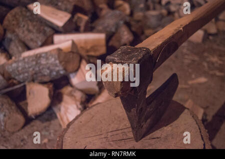 Axt und Feuer Holz im Keller Stockfoto