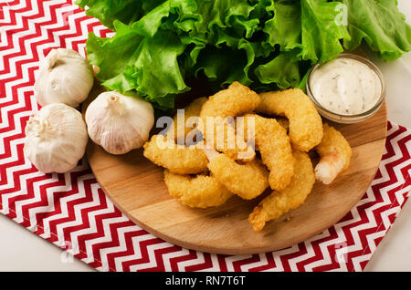 Gebratene organic Coconut Shrimps in Panade mit Cocktailsauce und Salat Stockfoto