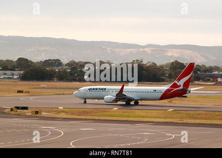 Qantas Boeing 737 VH-VXS Landung am Flughafen Adeliade, South Australia Stockfoto