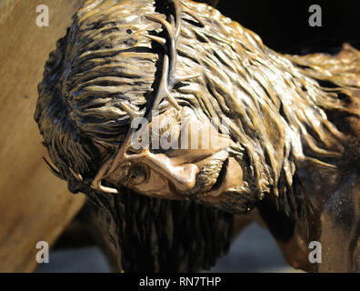 Eine fast lebensgroßen Bronzestatue zeigt Jesus, wie er sein Kreuz an die Kreuzigung trägt im Heiligtum der Passion Christi in St. John, Indiana. Stockfoto