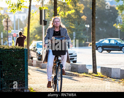 Straßburg, Elsass, Frankreich, reife Frau Radfahren auf Pflaster, Stockfoto