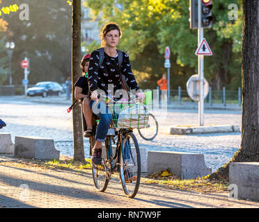 Straßburg, Elsass, Frankreich, Europa, Frau mit ihrem Sohn im Kindersitz, Radfahren auf dem Bürgersteig, Stockfoto