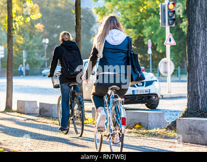 Straßburg, Elsass, Frankreich, hintere Ansicht von 2 Frauen Radfahren auf Pflaster, Stockfoto