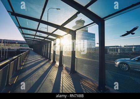 Prag, Tschechische Republik - 15. Februar 2019: Terminal Gebäude und Air traffic control tower an Vaclav Havel Flughafen Prag am 15. Februar 2019. Stockfoto