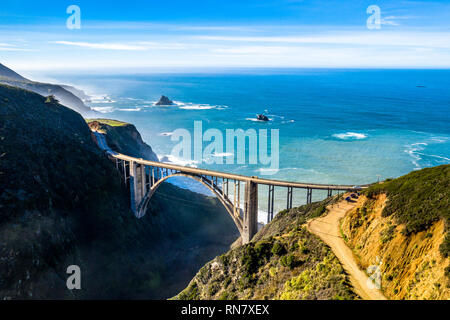 Antenne Bixby Bridge (Rocky Creek Bridge) und Pacific Coast Highway in der Nähe von Big Sur in Kalifornien, USA, Amerika. Drone Schuß Stockfoto