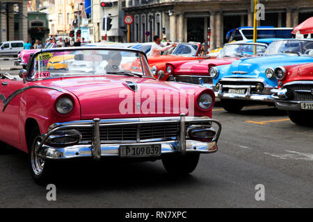 Havanna, Kuba - Januar 10, 2019: Oldtimer auf den Straßen der farbenfrohen Havanna. Eine große Auswahl an alten Autos gibt es in Kuba. Auf den Straßen Autos Stockfoto