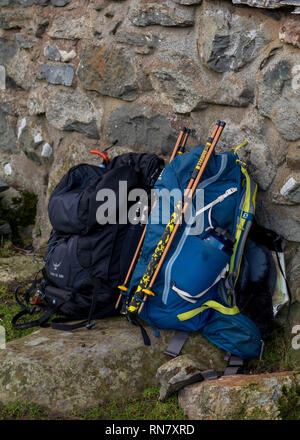 Die Vorbereitung auf die Wanderung in Wales. Überprüfen, ob alle relevanten Ausrüstungen verpackt ist. Stockfoto