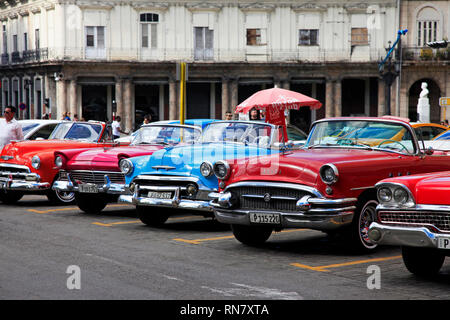 Havanna, Kuba - Januar 10, 2019: Oldtimer auf den Straßen der farbenfrohen Havanna. Eine große Auswahl an alten Autos gibt es in Kuba. Auf den Straßen Autos Stockfoto