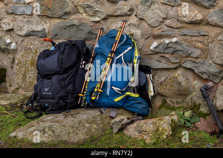 Die Vorbereitung auf die Wanderung in Wales. Überprüfen, ob alle relevanten Ausrüstungen verpackt ist. Stockfoto