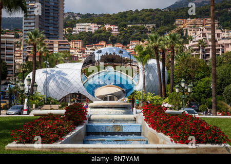 Himmel und Stadt im Himmel Spiegel, eine öffentliche Skulptur des Künstlers Anish Kapoor vor Monte Carlo Casino in Monaco wider. View form Casino Eingang Stockfoto