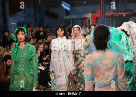 Modelle auf dem Laufsteg Yuhan Wang während der Fashion Osten Herbst/Winter 2019 London Fashion Week zeigen, die auf dem Workshop in London. Stockfoto