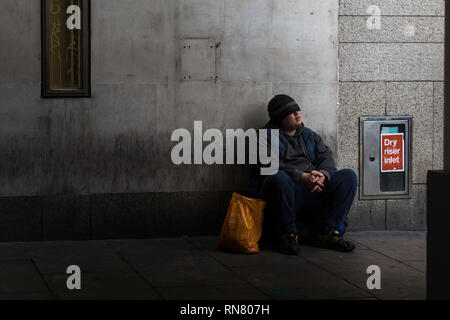 Mann sitzt einsam in der Arc und den Blick auf die Sonne. Hoffe, von Dunkel zu Licht. Stockfoto