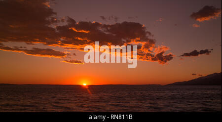 Schönen Sonnenuntergang Meereslandschaft mit Wolken in Paklenica Kroatien Stockfoto