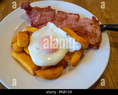 In einem Yorkshire Café gammon Eier und Pommes Mittagessen Stockfoto