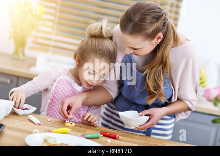 Bild von Mutter und Tochter in der Küche vorbereiten Cookies Stockfoto