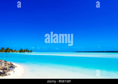 Blick auf den Sandstrand, Insel Aitutaki, Cook Inseln, Südpazifik. Kopieren Sie Platz für Text Stockfoto