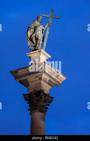 König Sigismund III Vasa (polnisch: Zygmunt III Waza, Kolumna Zygmunta) Statue holding Sabre und an der Oberseite der korinthischen Säule bei Nacht Kreuz, Stadt landmar Stockfoto