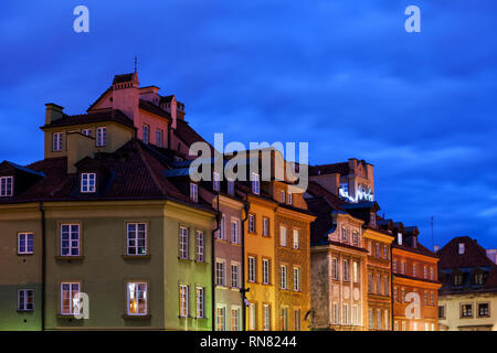 Bunte Häuser in der Nacht in der Warschauer Altstadt Stadt in Polen Stockfoto