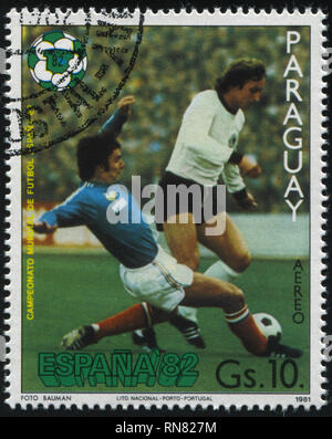 Russland KALININGRAD, 19. APRIL 2017: Briefmarke von Paraguay gedruckt, zeigt, Fußball, ca. 1981 Stockfoto