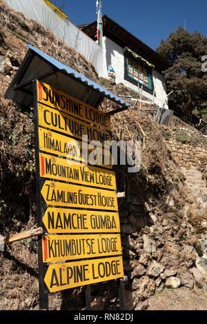 Nepal, Namche Bazar, Tourismus, Schildern in Hotels, Pensionen und Hütten Stockfoto