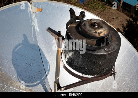 Nepal, Namche Bazar, Umwelt, über solarkocher Sonnenschein zu kochen Sie Wasser im Wasserkocher zu konzentrieren Stockfoto