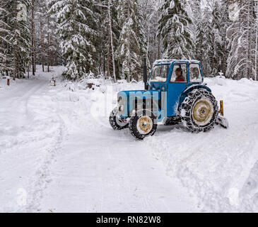 Alte blaue fordson Dexta Schlepper Pflügen Schnee in Schweden 2019 Stockfoto