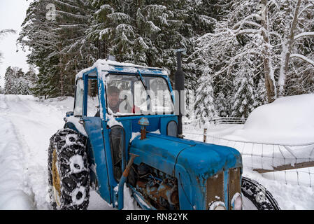 Alte blaue fordson Dexta Schlepper Pflügen Schnee in Schweden 2019 Stockfoto