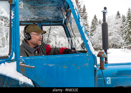 Alte blaue fordson Dexta Schlepper Pflügen Schnee in Schweden 2019 Stockfoto