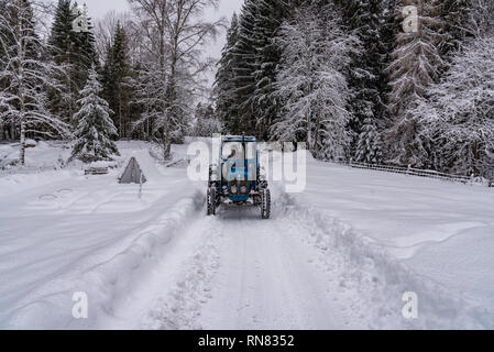 Alte blaue fordson Dexta Schlepper Pflügen Schnee in Schweden 2019 Stockfoto